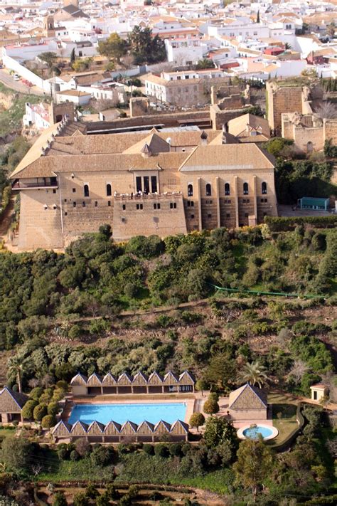 3,298 Carmona Hotels .